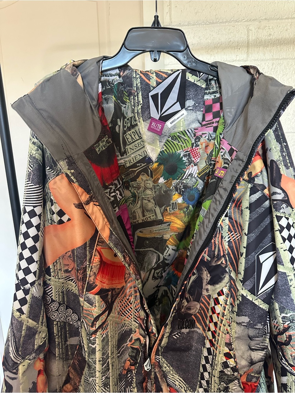 Volcom Dazed Snowboarding Jacket - Picture 6 of 10